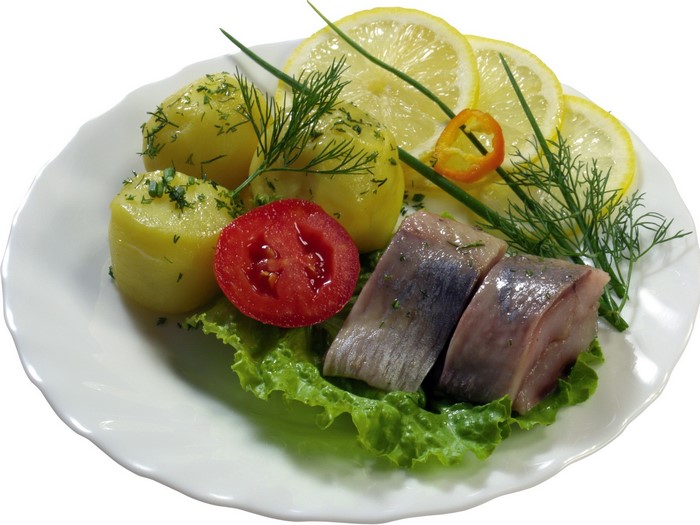 Herring with potatoes, lemon, and tomato