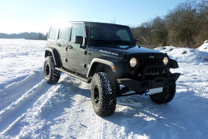 Black Jeep Wrangler Rubicon in the snow