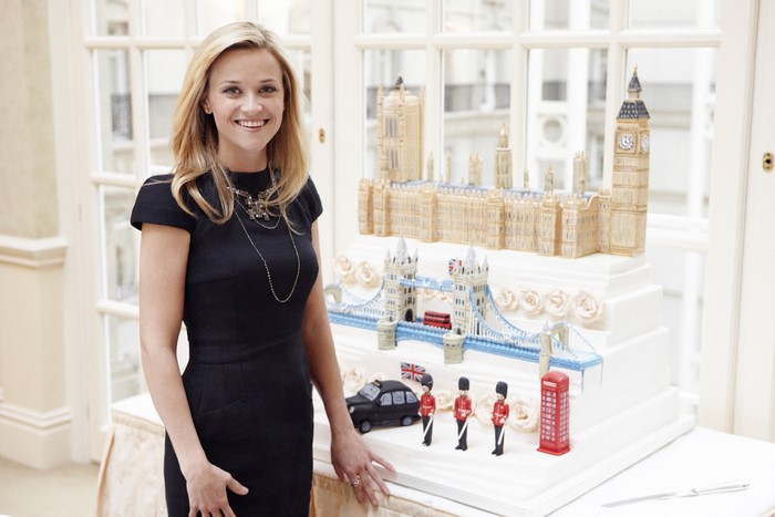 Reese Witherspoon with London-themed cake