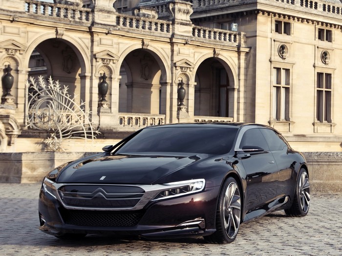 Citroen concept car in front of a palace