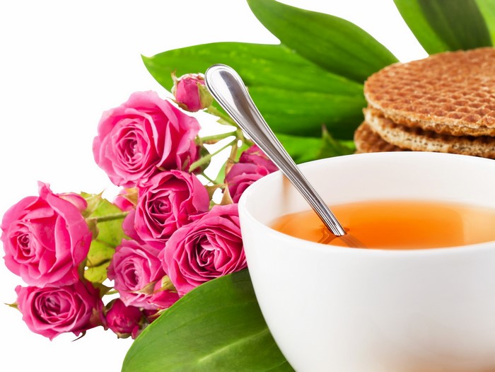 Pink roses with tea and stroopwafels