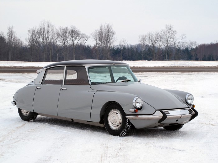 Citroen DS car in snow