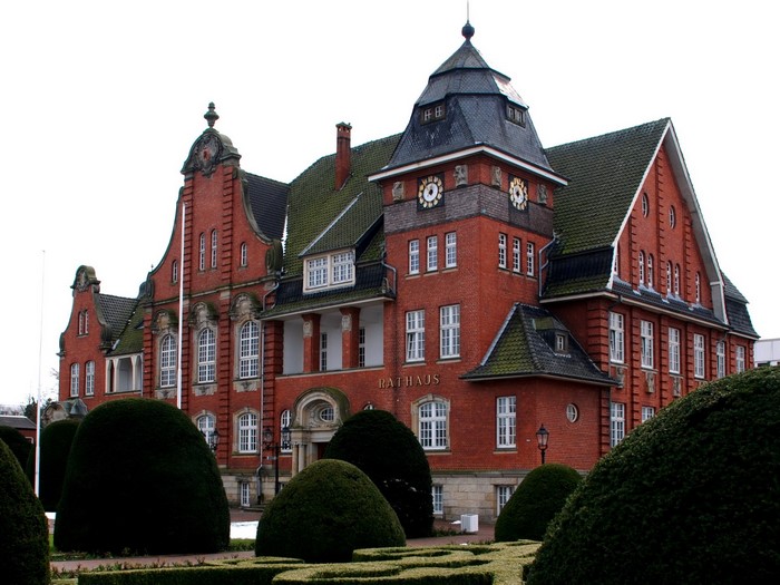 Rathaus building in Germany with manicured gardens