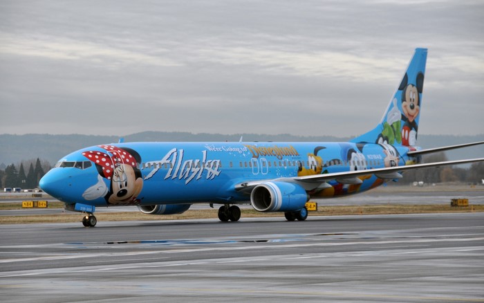 Alaska Airlines Disneyland Boeing 737 with Mickey Mouse and Minnie Mouse