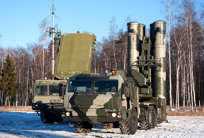 Russian S-400 missile launchers and radar