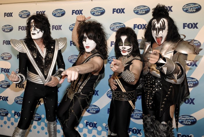KISS members posing in front of American Idol backdrop