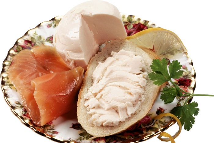 Smoked salmon with cream cheese on bread with lemon and parsley