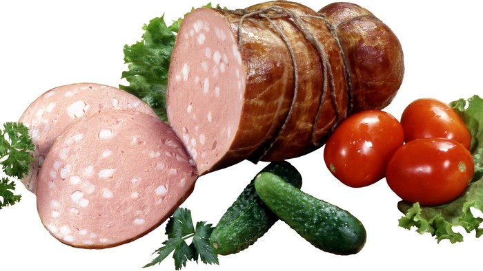 Sliced mortadella sausage with tomatoes and cucumbers