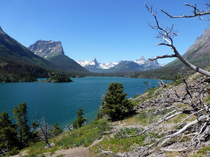 Turquoise lake surrounded by mountains and trees