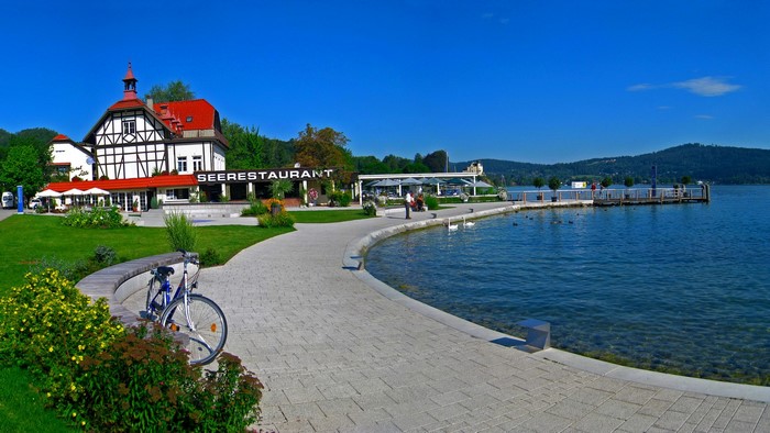 Seerestaurant by the lake with a bicycle
