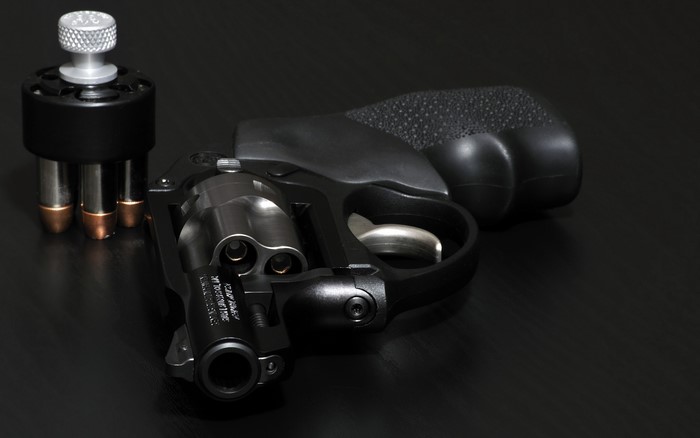 Revolver with speedloader and bullets