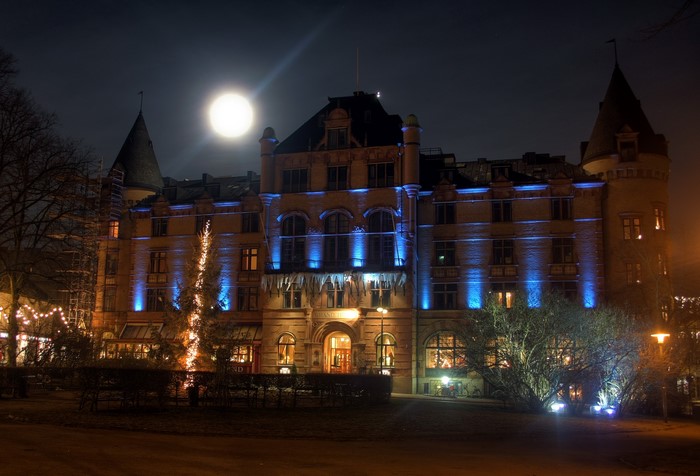 Grand Hotel Lund at night with moon