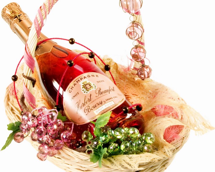 Champagne gift basket with Brut Rose bottle