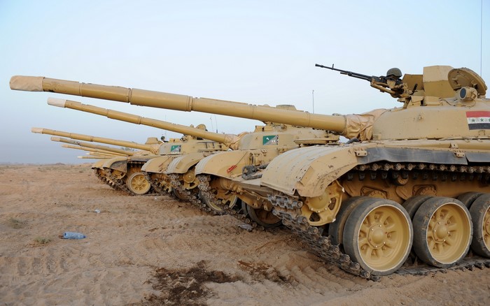 Iraqi T-72 tanks lined up in desert