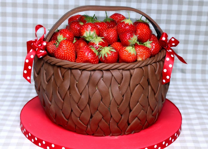 Chocolate basket cake with strawberries