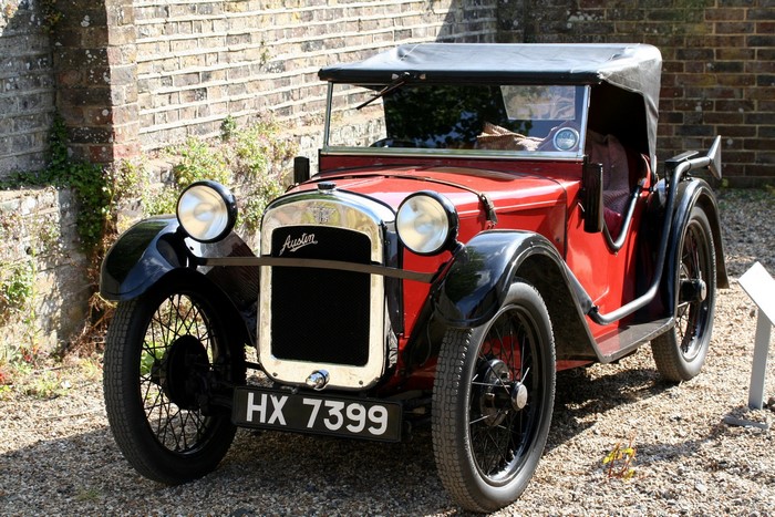 Red Austin vintage car with license plate HX 7399
