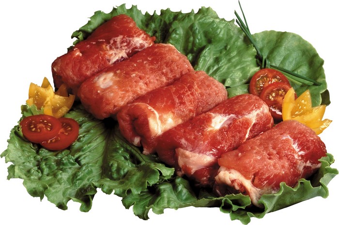 Raw meat rolls on lettuce with tomatoes and peppers