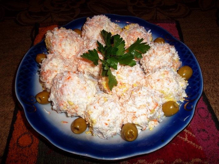 Crab salad balls with olives and parsley