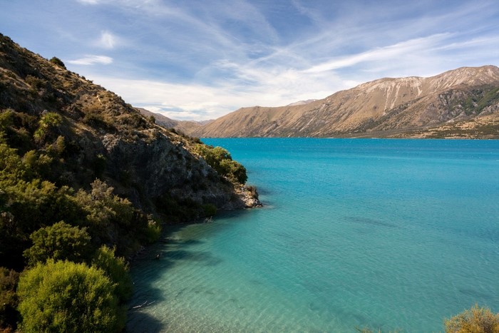 Turquoise lake and mountains in New Zealand