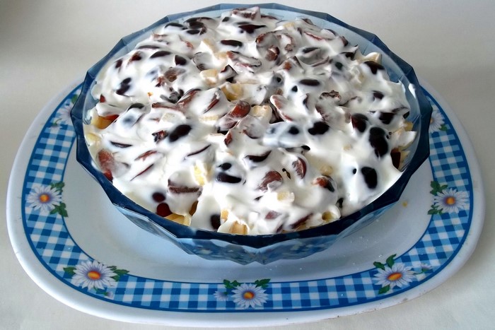 Fruit salad with yogurt in a bowl