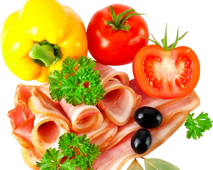 Sliced ham with tomatoes, bell pepper, olives, and parsley