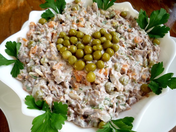 Salad with peas and parsley garnish