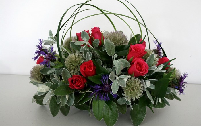 Floral arrangement with roses and thistles