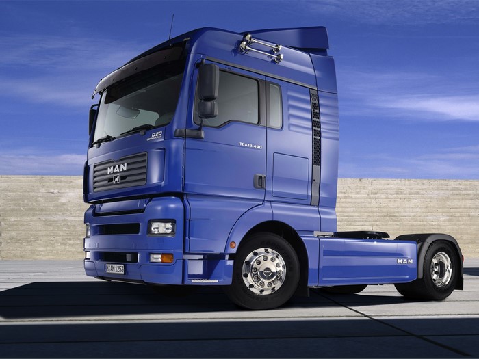 Blue MAN TGA 18.440 Truck