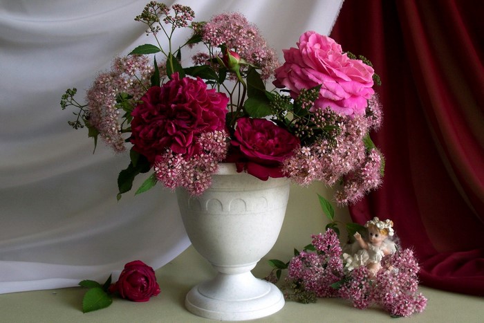 Bouquet of pink and red roses in a vase