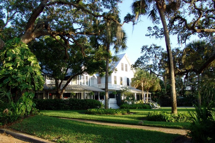 White house with wrap-around porch in Florida