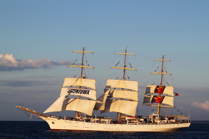 The Dar Młodzieży sailing ship on the water