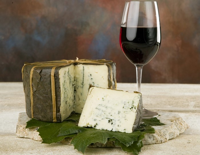 Blue cheese with red wine
