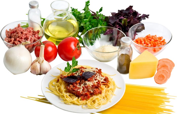 Spaghetti Bolognese ingredients and dish