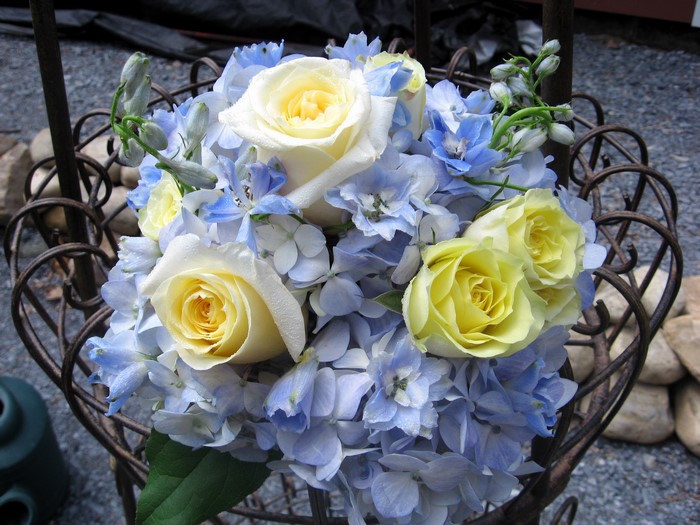 Bouquet of yellow roses and blue hydrangeas