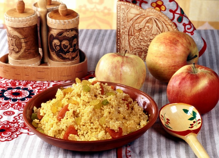 Couscous with dried fruits and apples