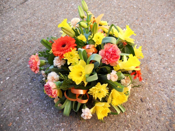 Colorful flower arrangement with daffodils and gerbera daisies