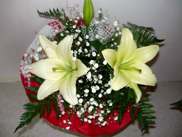 Bouquet of white lilies and baby's breath