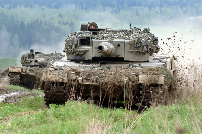 Two Leopard 2 tanks in a muddy field