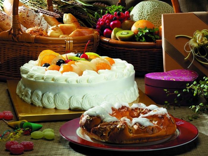 Fruit cake and bread basket