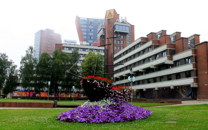 Ship flower arrangement in front of hotels and office buildings