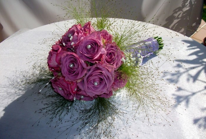 Purple roses with pearls and grass bouquet