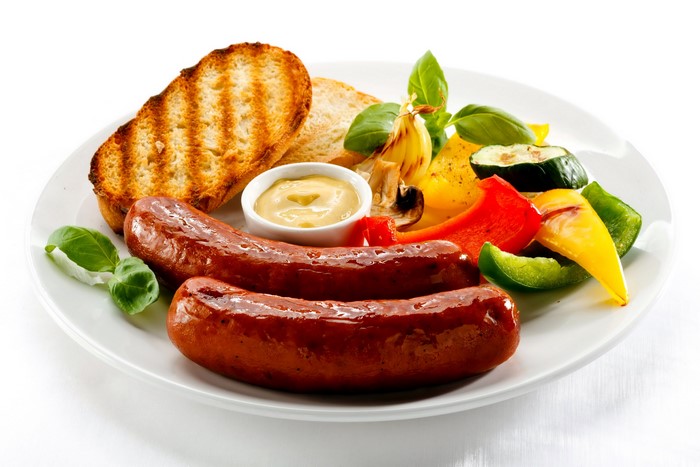 Sausages with grilled vegetables and toast