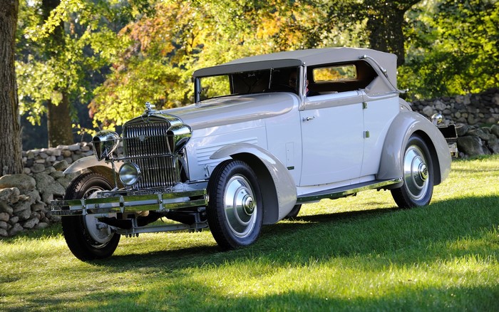 1929 Stutz M-8 convertible parked on grass