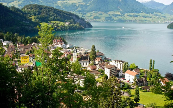 Town on a lake in the Swiss Alps
