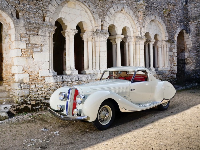 1938 Delahaye 135 MS car in front of stone arches