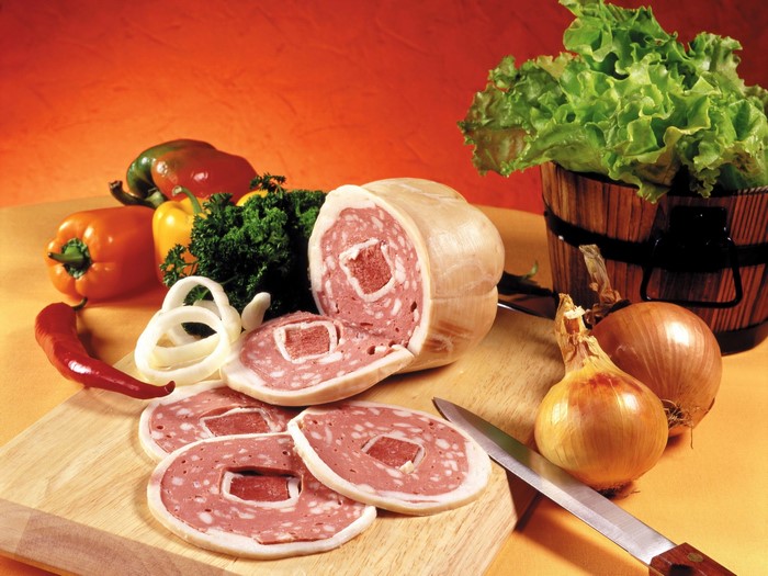 Sliced sausage with vegetables and onions