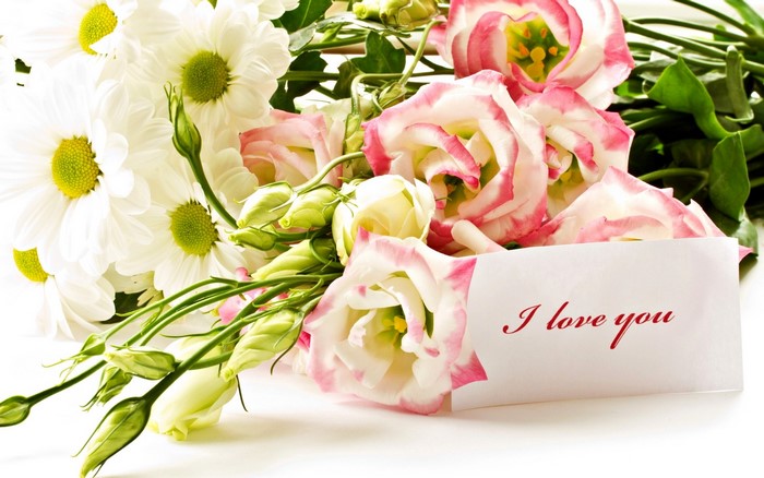 Bouquet of white daisies and pink roses with a card