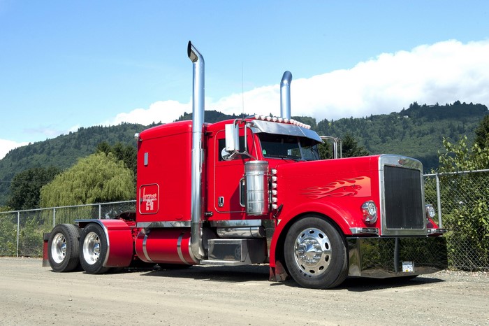 Red Peterbilt 379 Truck