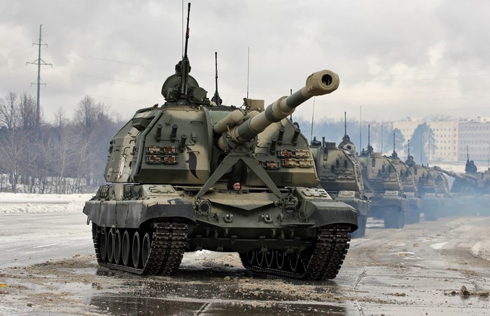 Self-propelled howitzers in a line