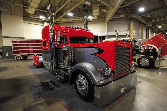 4K Peterbilt Truck